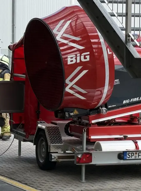 Mit einem  mobilen Großraumlüfter wurde der Rauch kontrolliert aus dem Gebäude gedrückt
 | Foto: Brand- und Katastrophenschutz Speyer