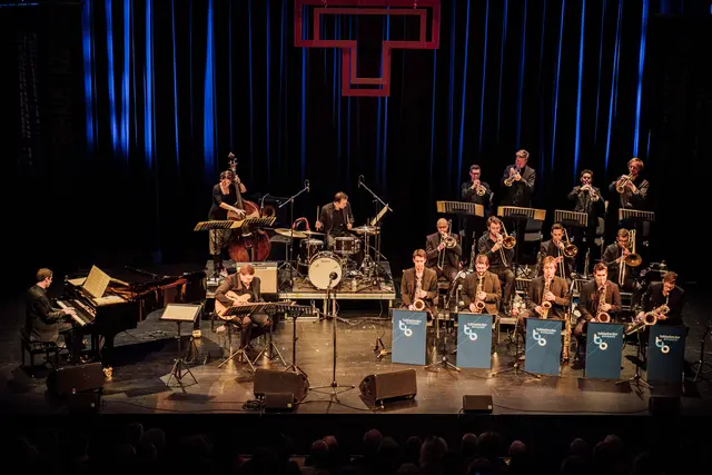 Freitag 10. Oktober im Gewächshaus Stärk: Das Festival startet musikalisch fulminant mit einer mitreißenden Performance der Tobias Becker Bigband. | Foto: Sven Götz