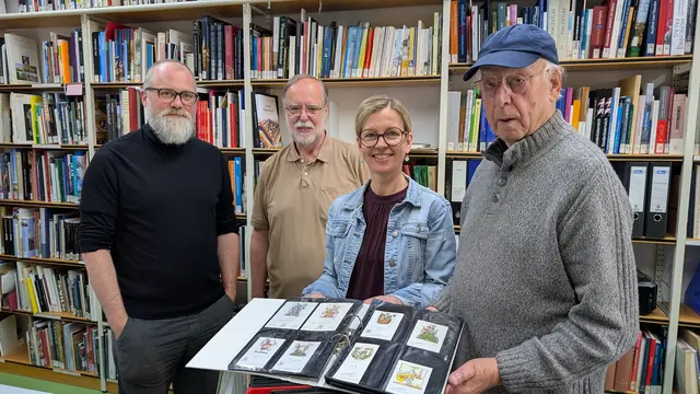 Reiner Gehrig (re.) und Stefan Euler (3.v.r.) vom Deutschen Freundeskreis Weinetiketten-Sammler übergaben die Etiketten an Dr. Sebastian Zanke, Sammlungsleiter "Weinkultur", und Simone Heimann, stellvertretende Direktorin und Sammlungsleiterin des Historischen Museums der Pfalz in Speyer | Foto: Historisches Museum der Pfalz/Anna Ockert 