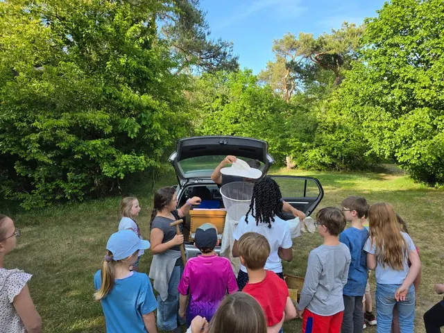 Der Imker ist am Pfadfinderzentrum Kurpfalz eingetroffen | Foto: Berthold Müller