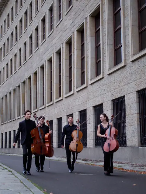 Samstag, 11.10.2025, Autohaus Morrkopf: 
Das preisgekrönte 2Cities Celloquartett ist „Rising Star der LBBW-Stiftung“. Es verzaubert  mit seinem facettenreichen Repertoire von Barock bis Zeitgenössisch. | Foto: 2 Cities