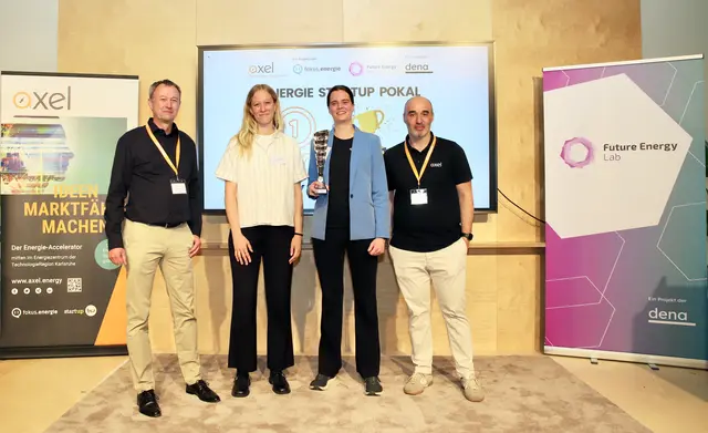 Gewinner des „Energie Startup Pokals“ ist das Team von „alteva“ (v.l.): Hilmar F. John, Geschäftsführer fokus.energie, Carlotta Krone-Danhier, Business Development Manager Future Energy Lab, „alteva“-Gründerin Ida Milow und Christos Klamouris, AXEL-Senior Project Manager | Foto: fokus.energie