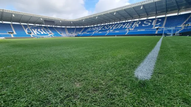 Der Platz macht am heutigen Donnerstag einen guten Eindruck - auch wenn hier an der Eckfahne noch ein Stück Auslinie fehlt! Am Samstag werden rund 30.000 Besucher im Wildparkstadion erwartet. | Foto: www.jowapress.de