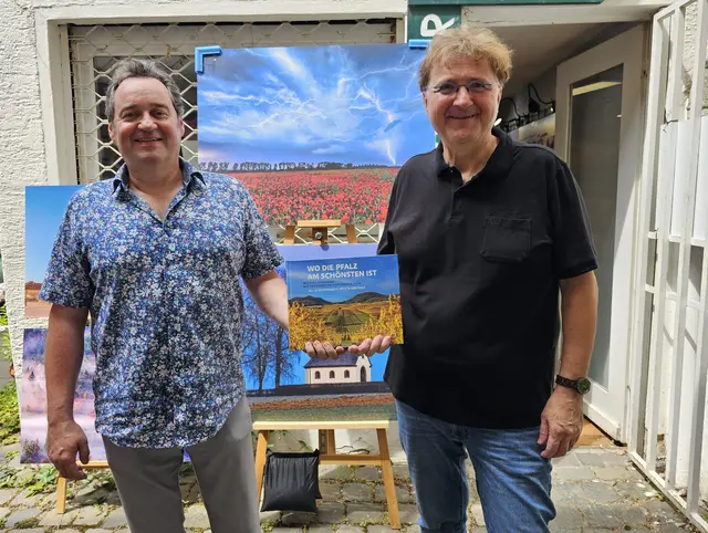 Jochen Heim und Michael Landgraf mit ihrem Buch "Wo die Pfalz am schönsten ist" vor Heims "Lädchen" in der Neustadter Hauptstraße | Foto: Michael Landgraf
