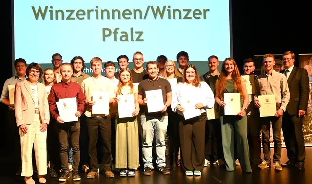 Zahlreiche Urkunden überreichten Vize-Präsident Ökonomierat Eberhard Hartelt (rechts) und Agnes Pohlmann (2. von links) im Rahmen der Abschlussfeier: Hier sind es die frisch gebackenen Winzerinnen und Winzer aus der Pfalz.  | Foto: LWK RLP/Verena Mecking