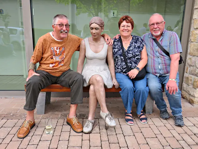 Der Haßlocher Künstlerin Gabriele Köbler müssen die Ohren geklingelt haben, denn ihre lebensechten Figuren waren heiß begehrt. | Foto: Brigitte Melder