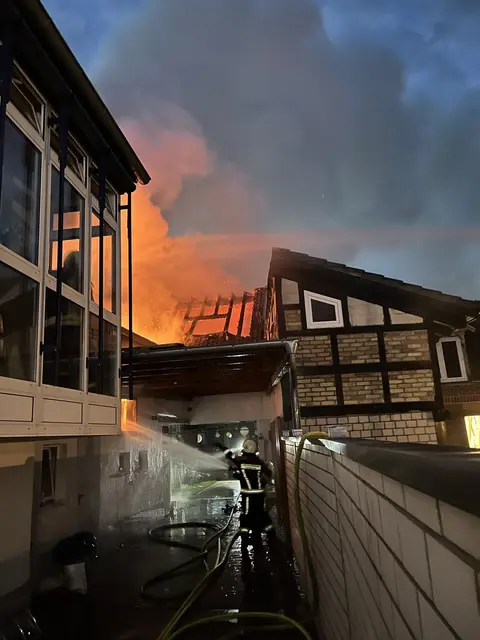 Schwerer Brand in Haßloch: Ein Werkstattdachstuhl gerät am frühen Sonntagmorgen in Vollbrand. Die Feuerwehr kann Schlimmeres verhindern – doch ein Mann wird verletzt. | Foto: Polizei Neustadt