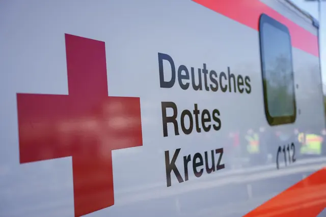 Der Radfahrer stürzte und erlitt leichte Verletzungen. Er wurde zur weiteren Behandlung ins Krankenhaus gebracht. | Foto: Kim Rileit