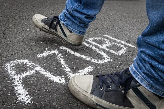 Als fitter und engagierter Azubi einen Schritt nach vorne machen: Jugendliche haben die Chance auf ein Azubi-Stipendium – egal, welchen Beruf sie ansteuern. Darauf weist die IG BAU Süd-West-Pfalz hin | Foto:  IG Bau/Alireza Khalili/gratis