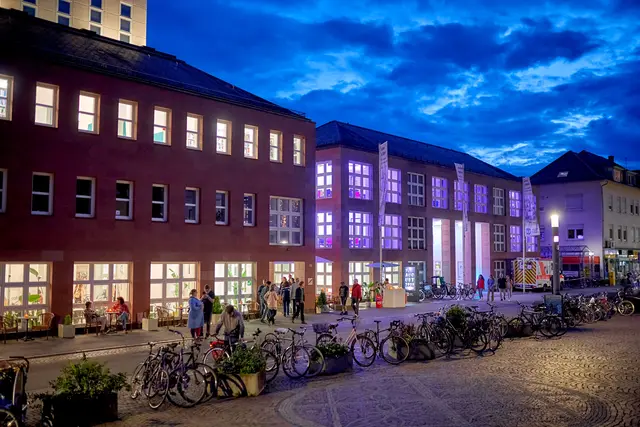 Die stimmungsvoll angeleuchtete Badische Landesbibliothek.  | Foto: KTG Karlsruhe Tourismus GmbH, Bruno Kelzer 