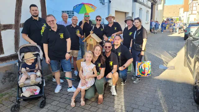 Der Lachen-Speyerdorfer Ortsbeirat mit Ortsvorsteherin Fabienne Gerau-Frisch (ganz vorne im Bild) bewacht das von Hans Herrmann gebastelte "Kerwe-Gefängnis". | Foto: Markus Pacher