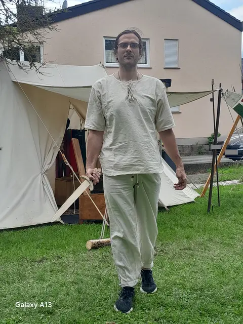 Stephan Alberti-Riedl mit Holzschwert vor einem Zelt | Foto: Stephan Alberti-Riedl