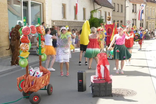 Fruchtig und farbenfroh war diese Gruppe im letzten Jahr unterwegs | Foto: Horst Cloß/Archiv