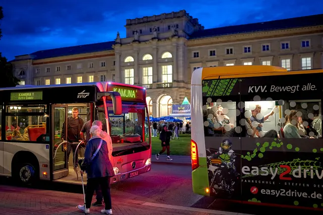Mit den beiden KAMUNA-Shuttlebusssen ging es schnell und unkompliziert durch die Kultur-Nacht.  | Foto: KTG Karlsruhe Tourismus GmbH, Bruno Kelzer 