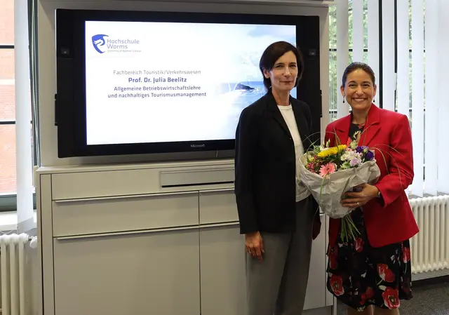 Präsidentin Alexandra Nonnenmacher begrüßt Professorin Julia Beelitz, die künftig das Thema Nachhaltigkeit am Fachbereich Tourismus/Verkehrsmanagement mitgestalten wird. | Foto: Alexander Wachtel