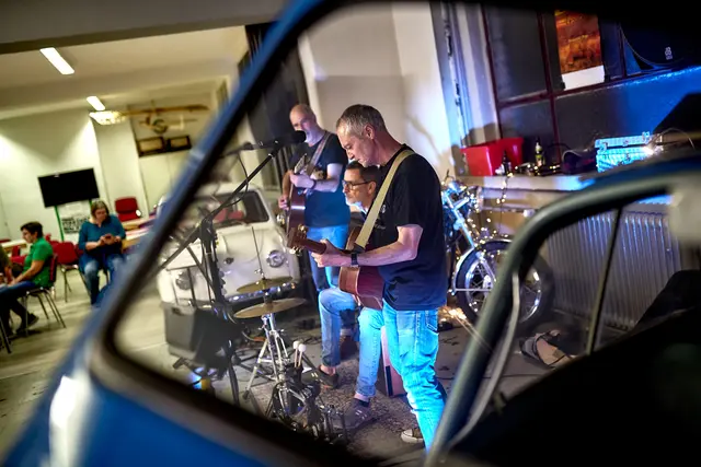 Musik zwischen alten Autos und Motorrädern - ein besonderes Erlebnis.  | Foto: KTG Karlsruhe Tourismus GmbH, Bruno Kelzer 