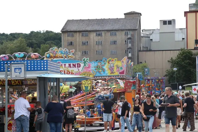 Fahrgeschäfte und Buden ziehen die Besucher an | Foto: Claudia Bardon/Archiv