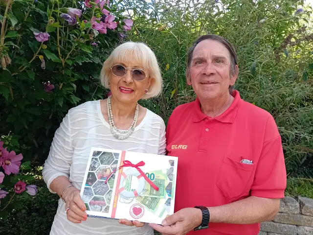 Gitta Monika Kurzhals übergibt die Spende an Winfried König von der DLRG. | Foto: Privat