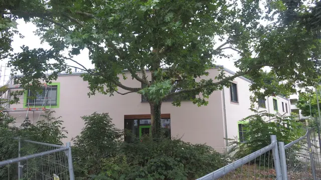 Die neue Kita in der Schanzstraße, Ecke Rohrlachstraße. Am Eingang ist die Holzmodulbauweise erkennbar, die Fassadenlösung mit Putz sorgt für Langlebigkeit und zusätzliche Wärmeisolierung.  | Foto: Julia Glöckner