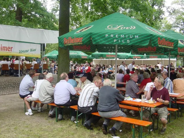 Gesellig geht es zu beim Waldfest in Bellheim | Foto: Gadinger/gratis