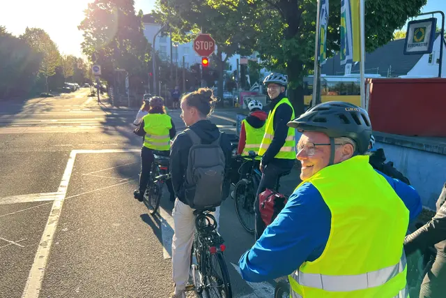 Seit den Osterferien radeln Landauer Schülerinnen und Schüler begleitet und gemeinschaftlich auf mehreren Bicibus-Linien zur Schule.  | Foto: Quelle: Ulrich Roos/gratis