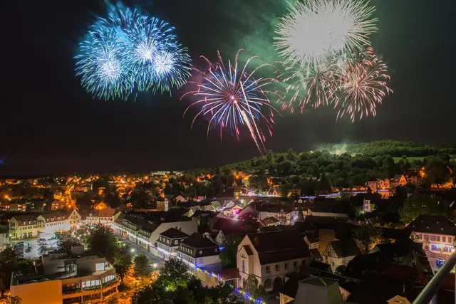 Das Höhenfeuerwerk bildet auch in diesem Jahr wieder den spektakulären Abschluss des Residenzfestes
| Foto: Horst Stange/Archiv