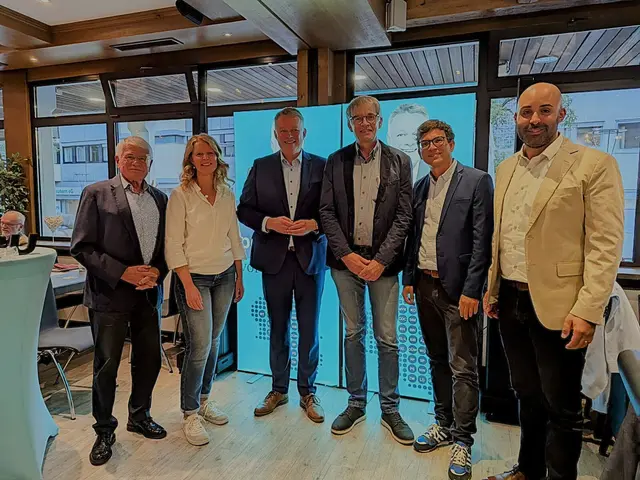 Gordon Schnieder, 3. von links, mit Parteianhängern  | Foto: Partei