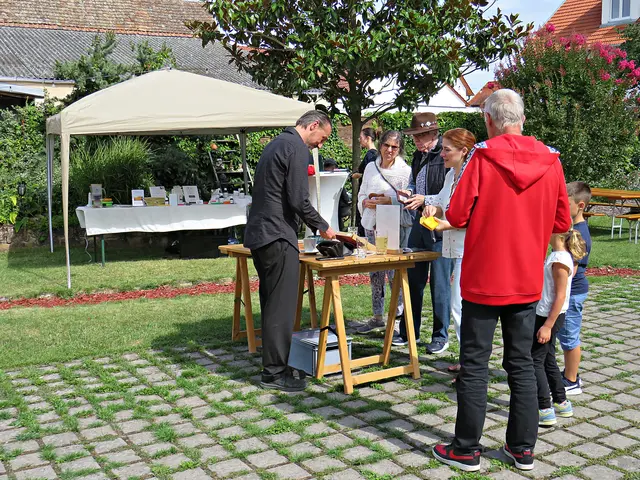 Florian Kaiser verteilte Eintritts-Armbändchen | Foto: Brigitte Melder