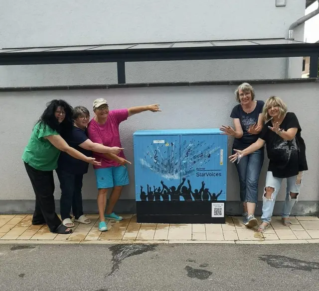 Die Künstler an einem der bemalten Stromkästen | Foto: Paul/gratis