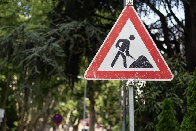 Schild Baustelle | Foto: Paul Needham