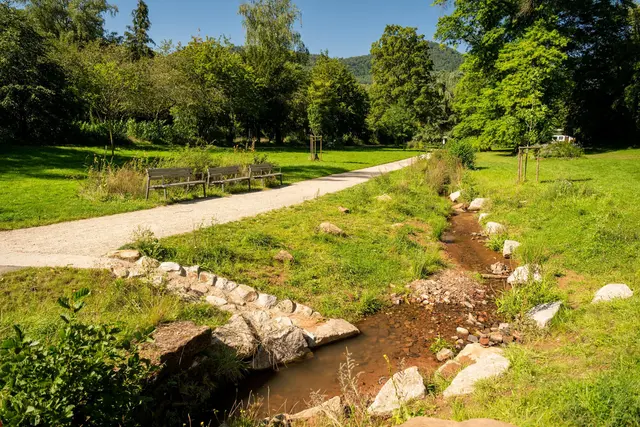Auf geht’s zum Plauderspaziergang durch die Markwardanlage in Annweiler am Trifels.  | Foto: Dominik Ketz 