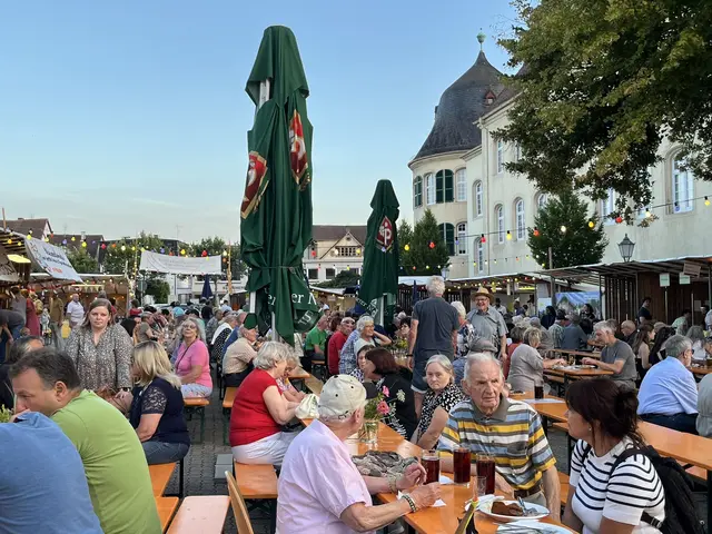 Kunterbuntes Fest auf dem Schloßplatz von Bad Bergzabern  | Foto: Klein