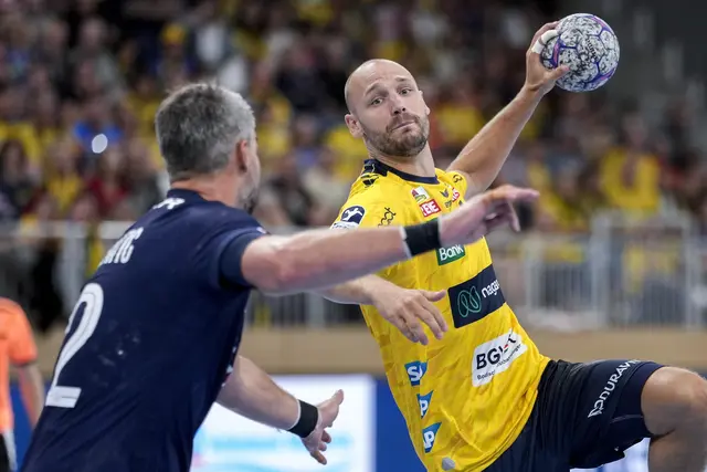 PSG-Spieler Luka Karabatic (links) versucht Löwen-Neuzugang Lukas Sandell am Wurf zu hindern.
 | Foto: Zimmermann/PIX-Sportfotos