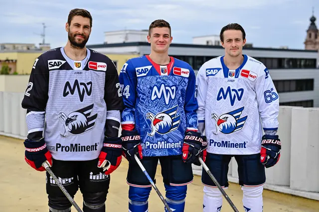 Matthias Plachta (links), Justin Schütz (Mitte) und Marc Michaelis (rechts) zeigen sich in den neuen Adler-Trikots. | Foto: Adler Mannheim / Daniel Bamberger