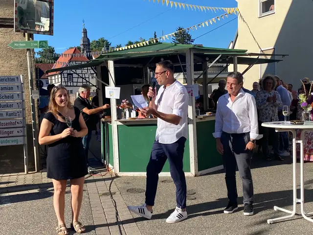 Zur Eröffnung des Weinfests in Impflingen am Sektperlchen werden 100 Freischoppen ausgeschenkt | Foto: Thomas Heupel