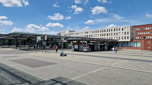Am Dienstagabend kam es auf dem Guimarães-Platz vor dem Hauptbahnhof in Kaiserslautern zu einer Auseinandersetzung, an der mehrere Personen beteiligt gewesen sein sollen. | Foto: Ralf Vester