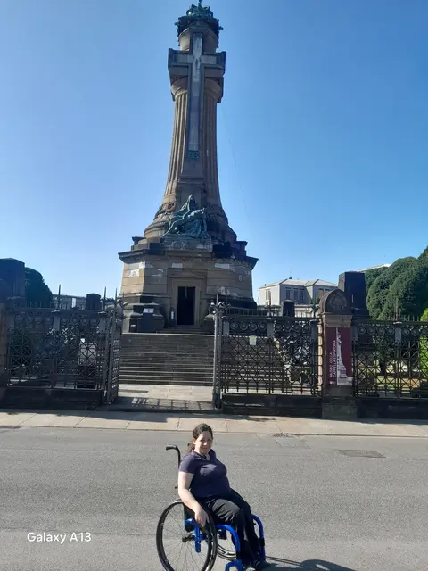 Irene Alberti vor der Gedenkkapelle | Foto: Stephan Alberti-Riedl