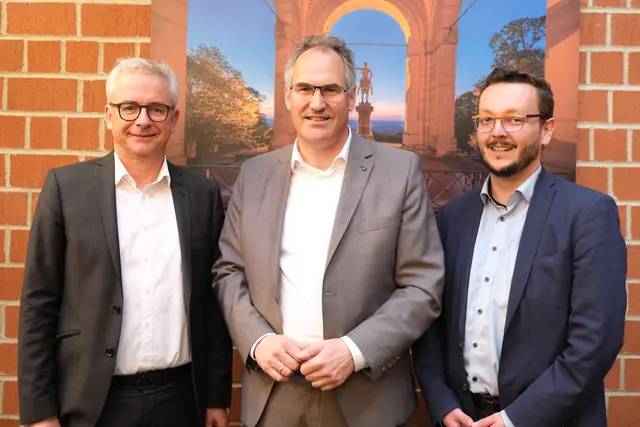 Christoph Schnaudigel, Dietmar Seefeldt und Victor Vogt (v. l.) im Kreishaus Südliche Weinstraße vor dem Friedensdenkmal in Edenkoben – einst Symbol eines Krieges, heute Mahnmal für den Frieden und die Partnerschaft zwischen Deutschland und Frankreich.
 | Foto: KV SÜW/gratis