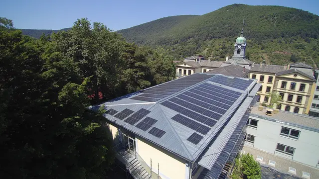 Schulgebäudes inklusive PV-Anlage | Foto: Stadt Neustadt