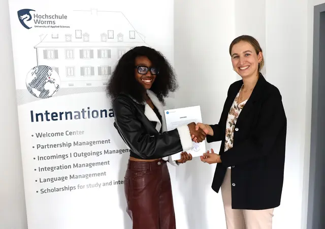 Selina Rosenblüh vom International Center überreicht der diesjährigen DAAD-Preisträgerin Davina Daouda Mamma die Urkunde für hervorragende Leistungen ausländischer Studierender bei außergewöhnlichem gesellschaftlichem Engagement.  | Foto: Dorothea Hoppe-Dörwald