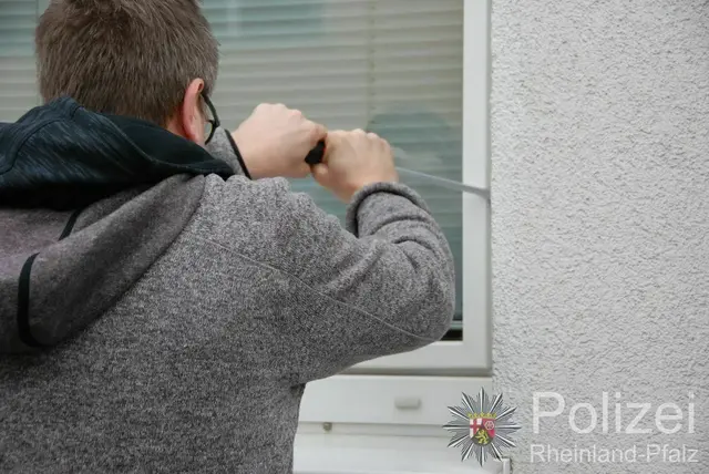 Fenster aufgehebelt, Bargeld gestohlen: Einbrecher entwischen unerkannt (Symbolfoto Einbrecher) | Foto: Polizei Rheinland-Pfalz