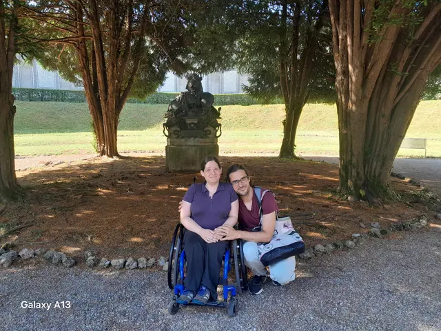 Irene und Stephan vor einer Löwenstatue im Garten der Gedenkkapelle | Foto: Stephan Alberti-Riedl