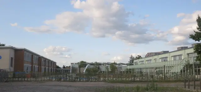 Der Bestand blieb erhalten und bildet mit den beiden neuen Flügeln heute einen Hof für Sport und Spiel. | Foto: Julia Glöckner