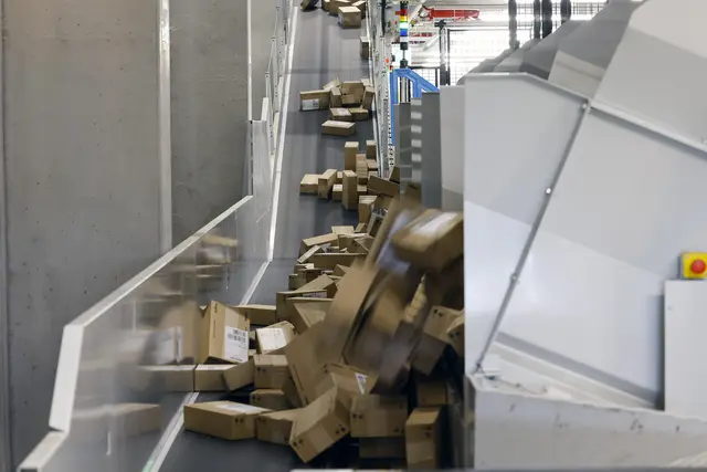 Seit 1995 gingen rund 1,8 Milliarden Pakete durch Speyer. Aufeinandergestapelt würden wir von Speyer aus damit den Mond erreichen. | Foto: Bernd Georg/Deutsche Post