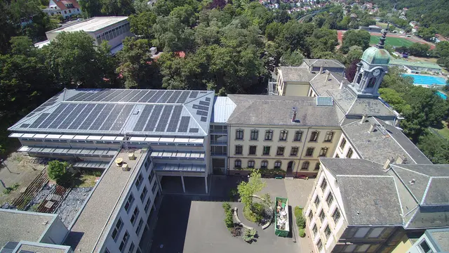Am Leibniz-Gymnasium konnte die Sanierung des Walmdaches des Schulgebäudes inklusive PV-Anlage abgeschlossen werden. | Foto: Stadt Neustadt