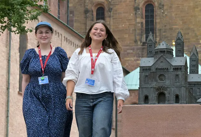 Junge Frauen bringen alte Steine zum Sprechen - Anna-Maria Buria und Guiomar Calvo Aguiar (v.l.n.r.) sind die diesjährigen Teilnehmerinnen am ARC-Projekt am Dom  | Foto: Domkapitel Speyer/Klaus Landry