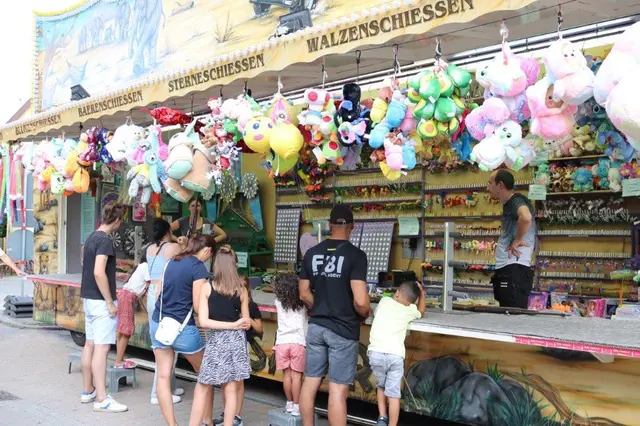 Buntes Treiben auf dem Kerweplatz. | Foto: Stadt Grünstadt 