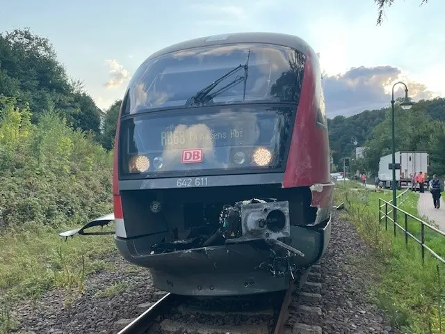 Der Lokführer bemerkte die Gefahr und leitete sofort eine Notbremsung ein, die allerdings nicht mehr ausreichte, um die Kollision noch zu verhindern | Foto: Polizei Waldfischbach-Burgalben