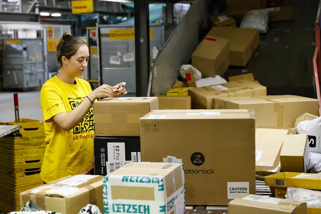 Eine von 600 Mitarbeiterinnen in Speyer: Adnana Elena Corbu | Foto: Bernd Georg/Deutsche Post