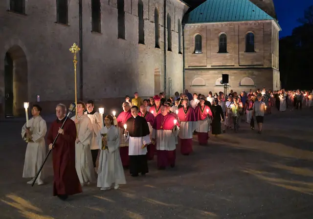Lichterprozession durch den Domgarten am Abend des Festtags Mariä Himmelfahrt | Foto: Domkapitel Speyer/Klaus Landry